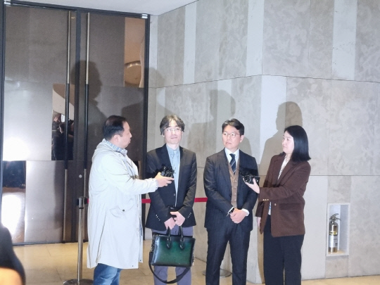 임종윤(왼쪽), 임종훈 사이언스 이사가 28일 화성 라비돌호텔에서 열린 한미사이언스 주주총회가 끝난 직후 발언하고 있다.<글사진=화성(경기), 강민성 기자>